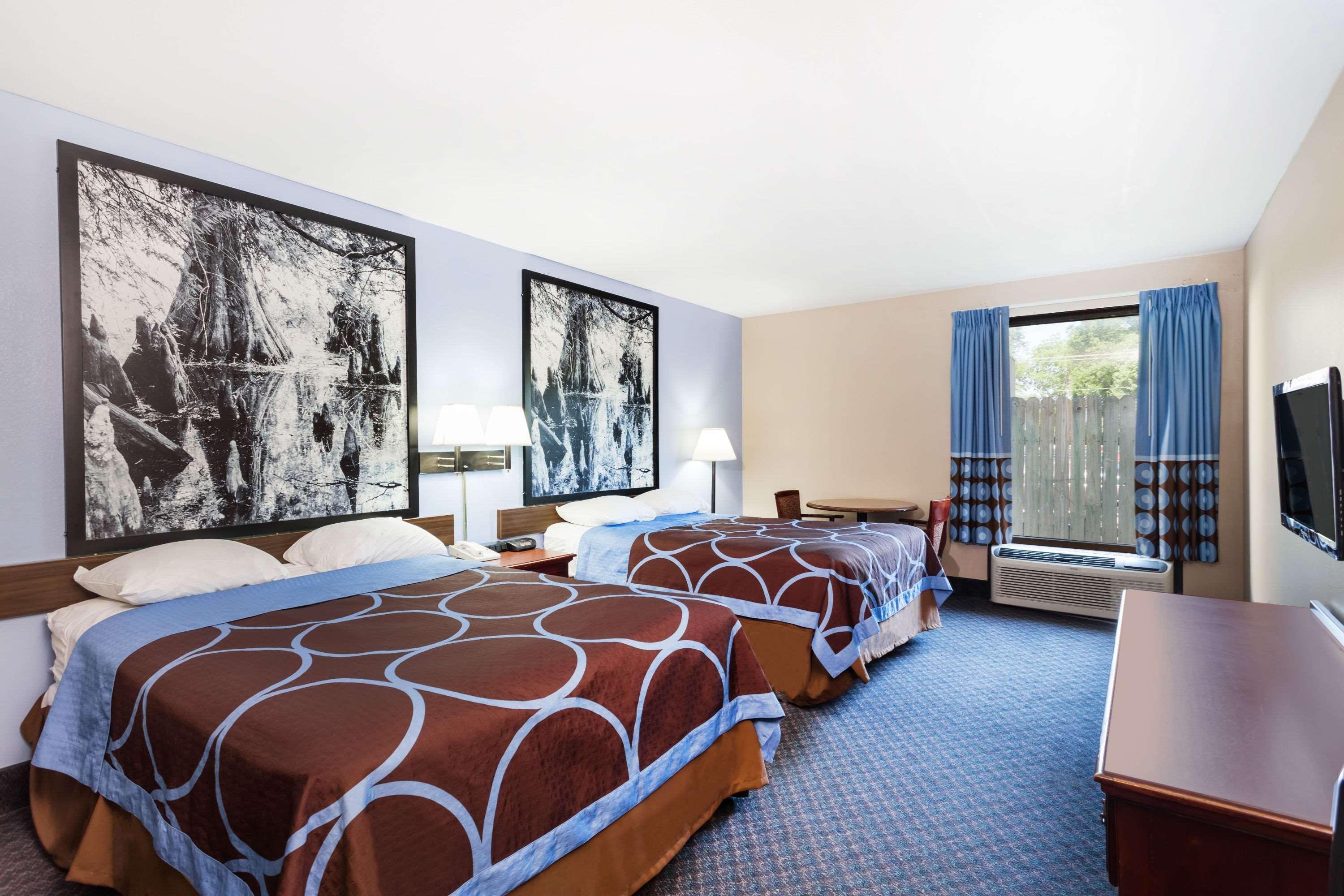 Super 8 By Wyndham Indianola Hotel Exterior photo