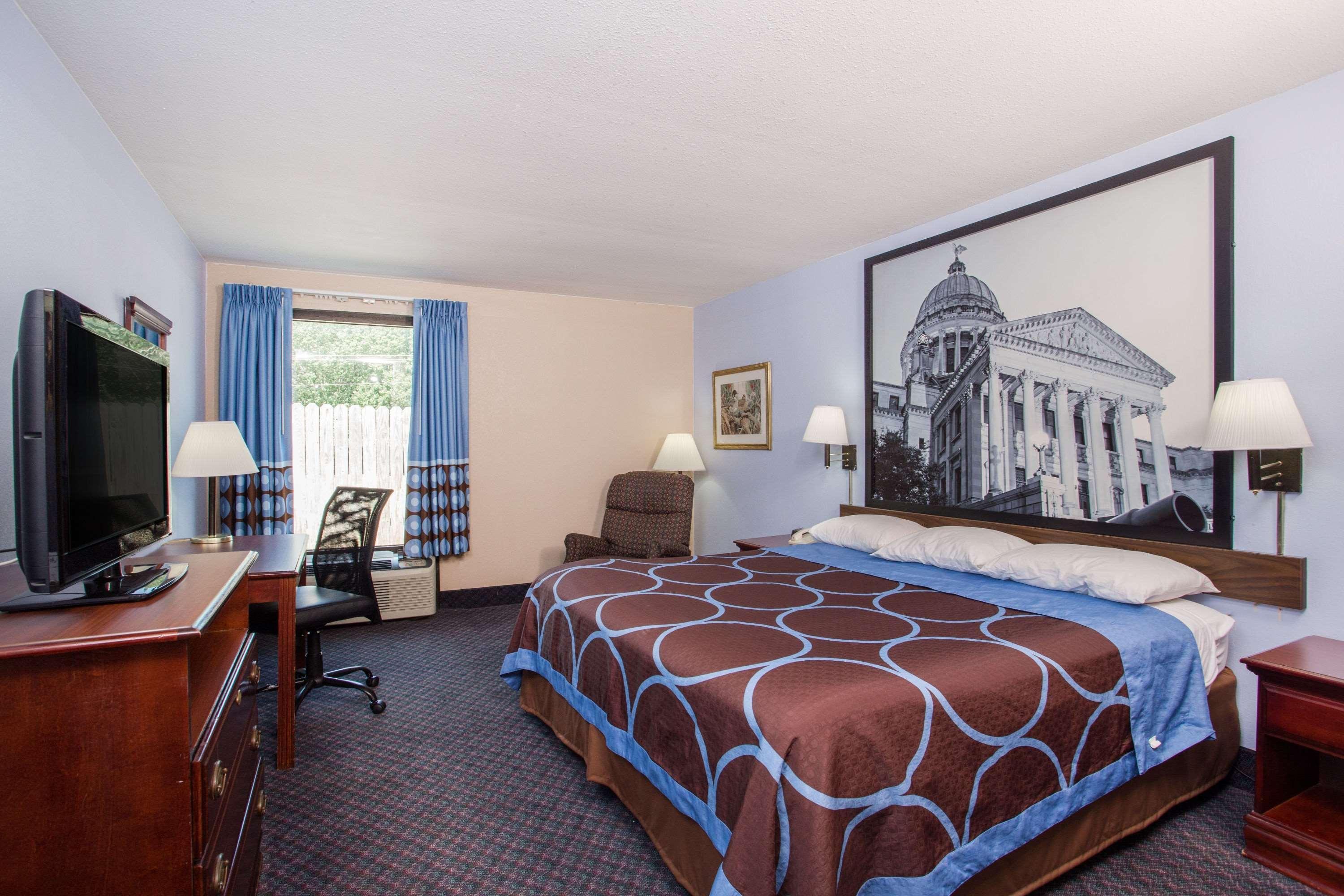 Super 8 By Wyndham Indianola Hotel Exterior photo