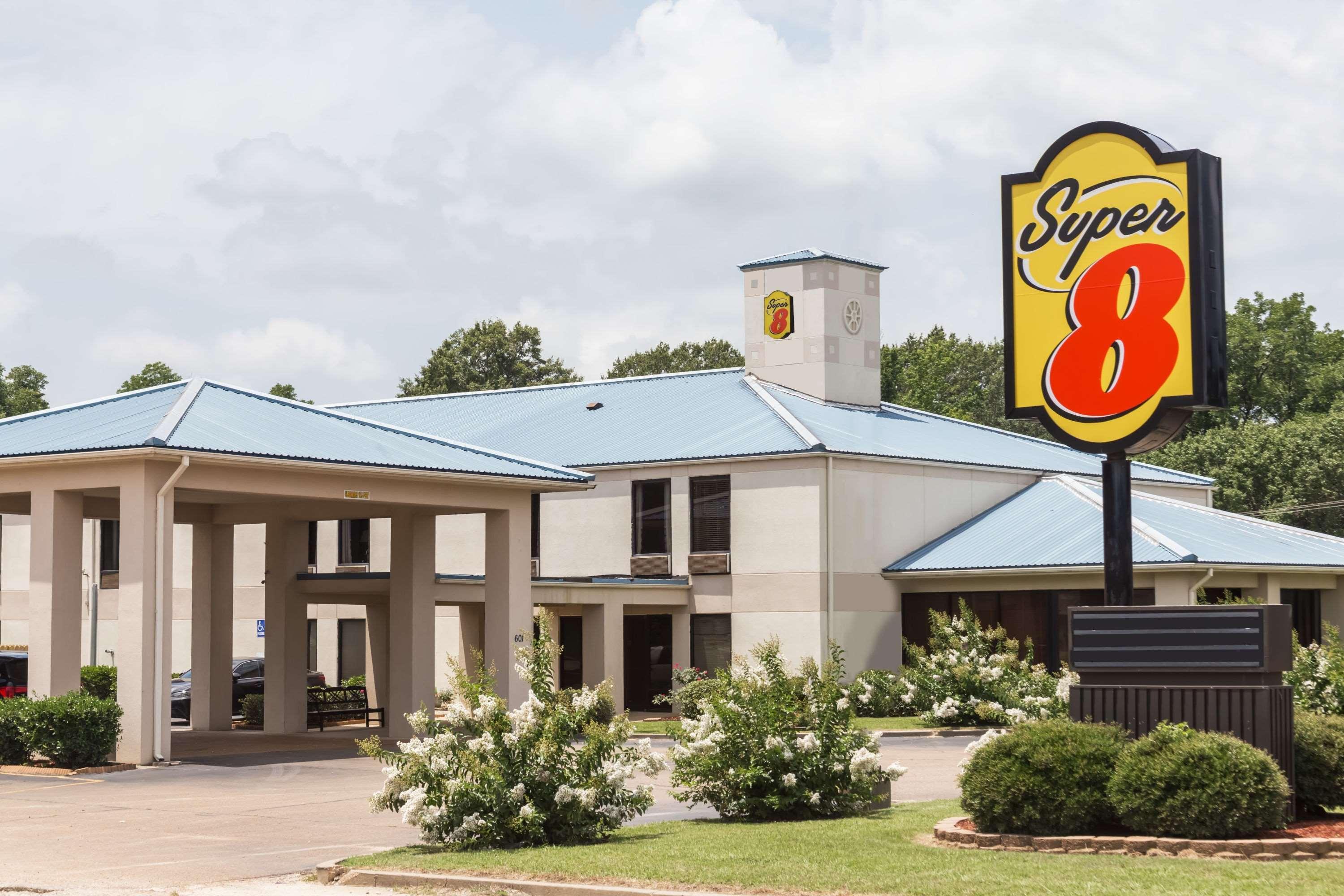 Super 8 By Wyndham Indianola Hotel Exterior photo