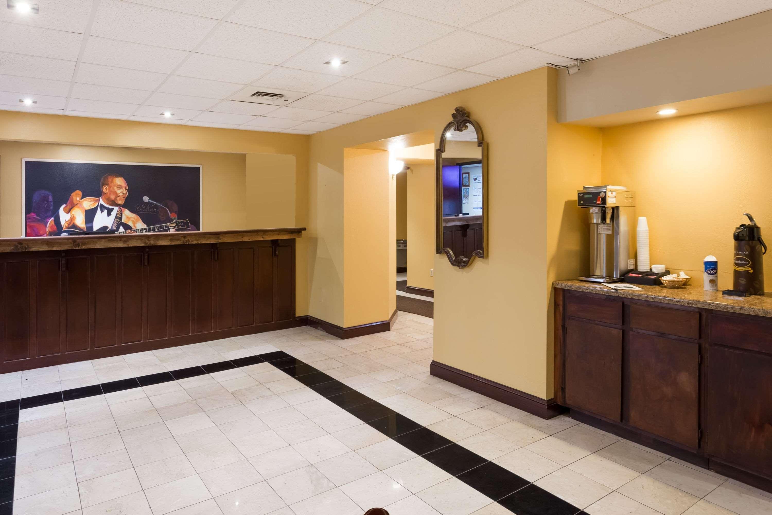 Super 8 By Wyndham Indianola Hotel Exterior photo